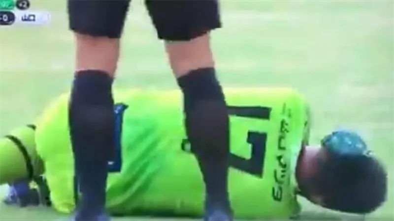 حارس مرمى ينجو بأعجوبة بعد صافرة الحكم