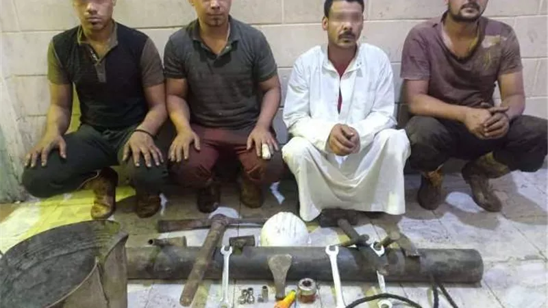 سقوط عاطلين لسرقتهم كابلات عمومية فى بولاق ابو العلا