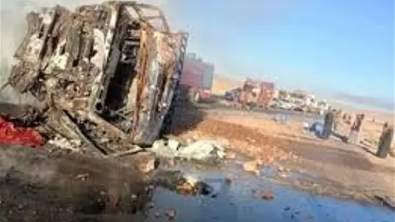 مصرع 4 وإصابة اثنين فى تصادم نقل ثقيل وأخرى ربع نقل بطريق إدفو