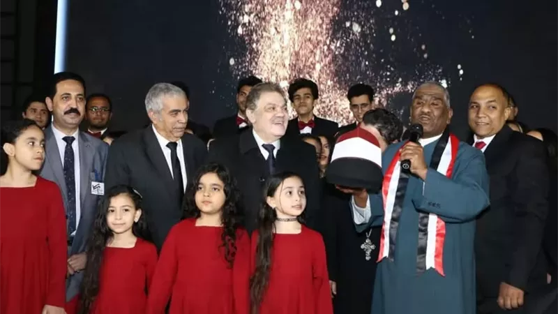 عمامة الأزهر والقلنسوة المسيحية ترسمان علم مصر فى احتفالية الوفد