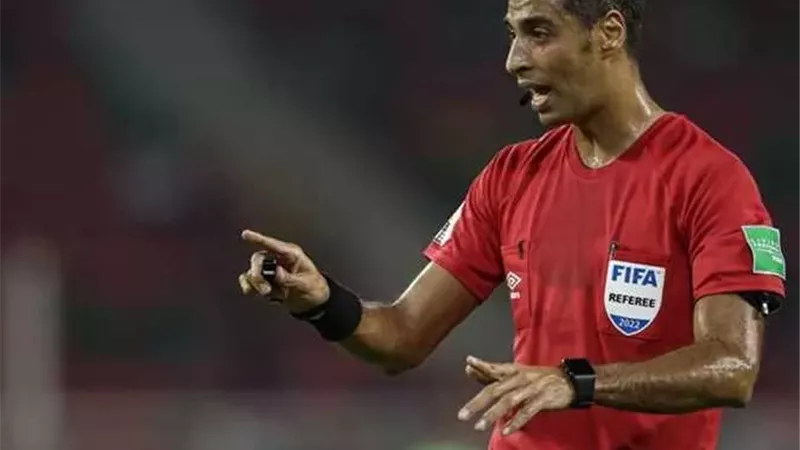 الحكم أمين عمر يدير مواجهة الهلال والنجمة بالدورى السعودى