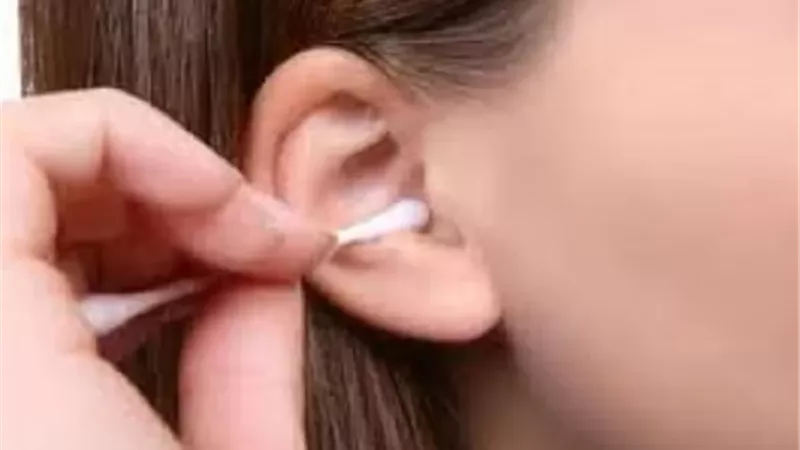 طبيب يحذر من أعواد تنظيف الأذن