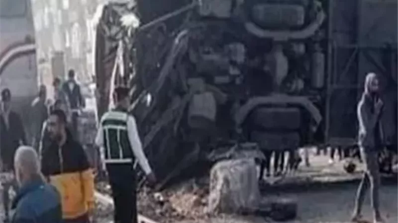 تصادم قطار وأتوبيس بمزلقان فى برج العرب بالإسكندرية