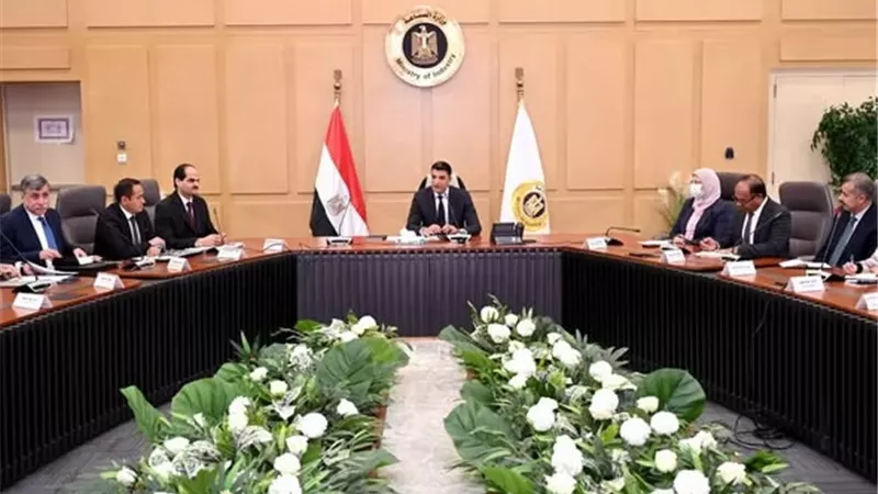 وزير الصناعة يلتقي مصنعي السيراميك والبورسلين لتذليل العقبات