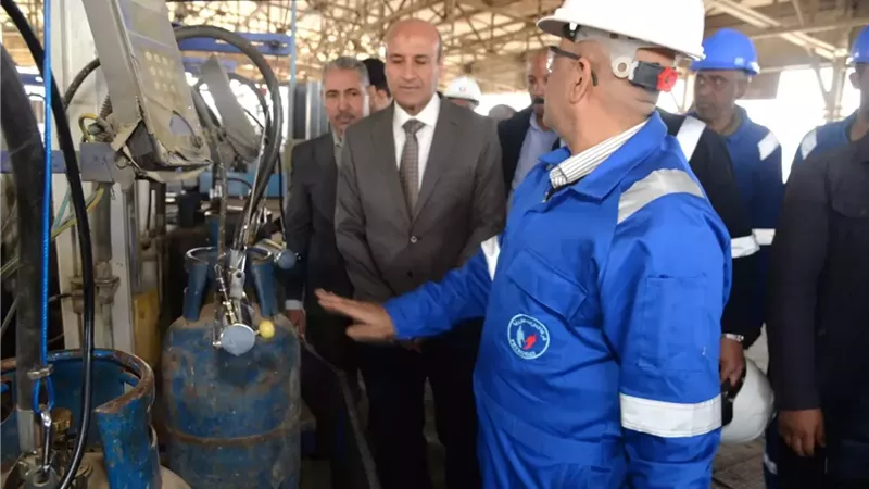 محافظ أسيوط يفاجئ مصنع البوتاجاز بجحدم بعد شكاوى المواطنين