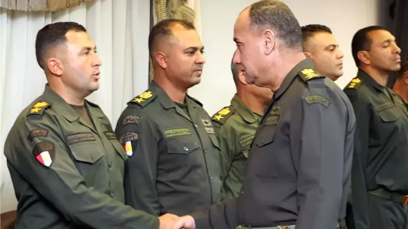 وزير الدفاع يلتقى عدداً من قادة الوحدات والوحدات الفرعية بالجيشين الثانى والثالث الميدانيين