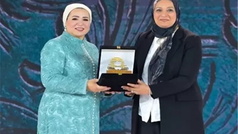 انتصار السيسي تكرّم الدكتورة غادة فاروق باحتفالية المرأة المصرية