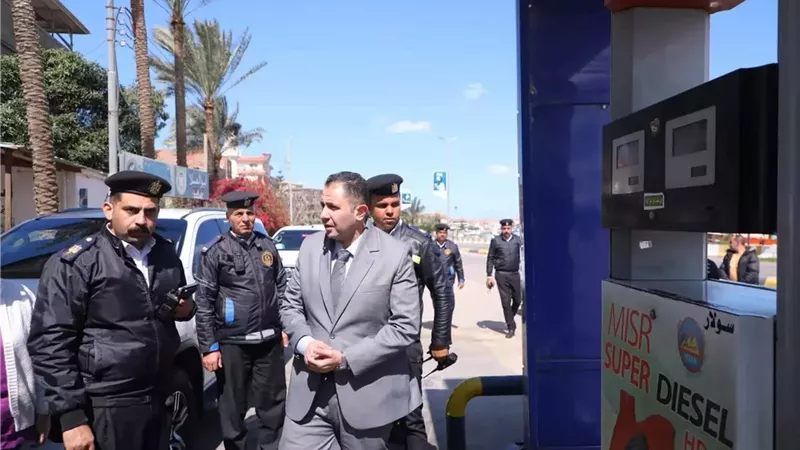 محافظ دمياط يتابع العمل بمحطات الوقود