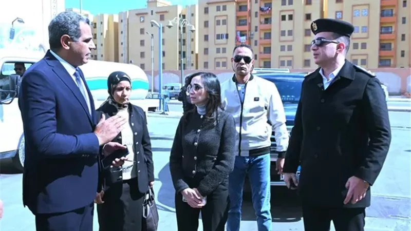 محافظ البحيرة تتفقد محطات الوقود ومجمع مواقف سيارات دمنهور