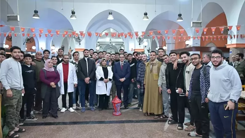 رئيس جامعة القاهرة يشارك طلاب المدن الجامعية إفطار رمضان