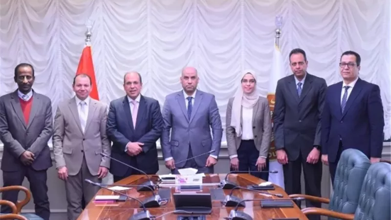 وزير العمل يبحث مع رئيس الجامعة البريطانية تأهيل العمال للخارج