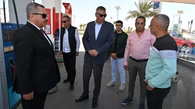 محافظ جنوب سيناء يتفقد محطات الوقود للالتزام بالتعريفة الجديدة