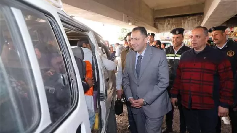 محافظ دمياط يتابع ميدانيا مواقف سيارات الأجرة