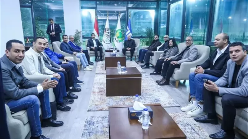 هاني أبو ريدة يستقبل وزير الشباب والرياضة بمقر اتحاد الكرة