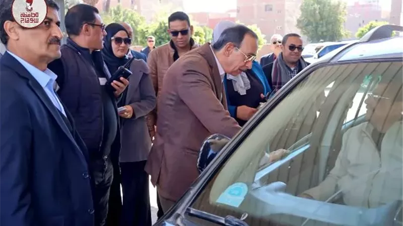 محافظ سوهاج يتفقد سير العمل بمحطات الوقود ومواقف سيارات الأجرة