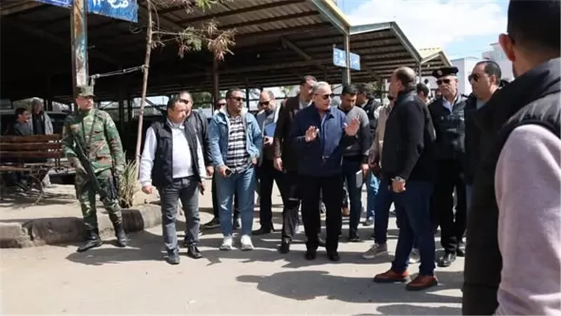 محافظ الإسماعيلية يتفقد تطبيق التعريفة الجديدة بالمواقف العمومية