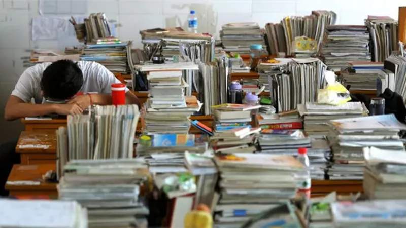 هل يجوز الاتكاء على كتاب فيه آيات قرآنية؟.. الإفتاء توضح
