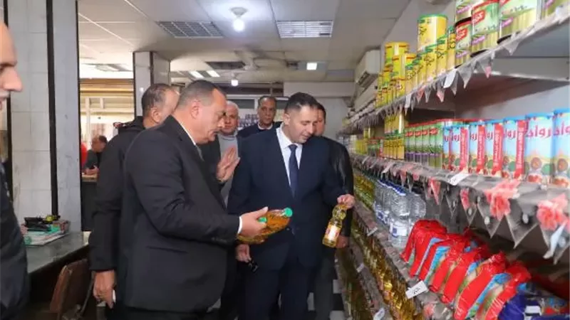 محافظ دمياط يجرى جولة ميدانية للتأكد من توافر السلع التموينية
