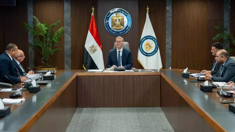 وزير البترول يبحث تنفيذ المسح الجوي الشامل للمعادن في مصر