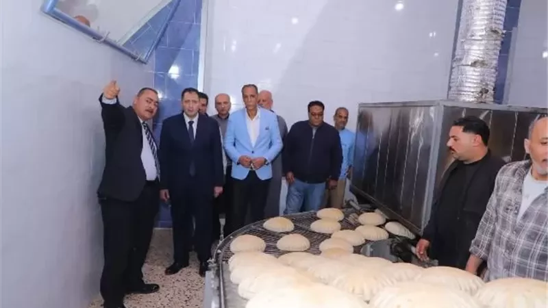 محافظ دمياط يتابع العمل بأحد المخابز البلدية