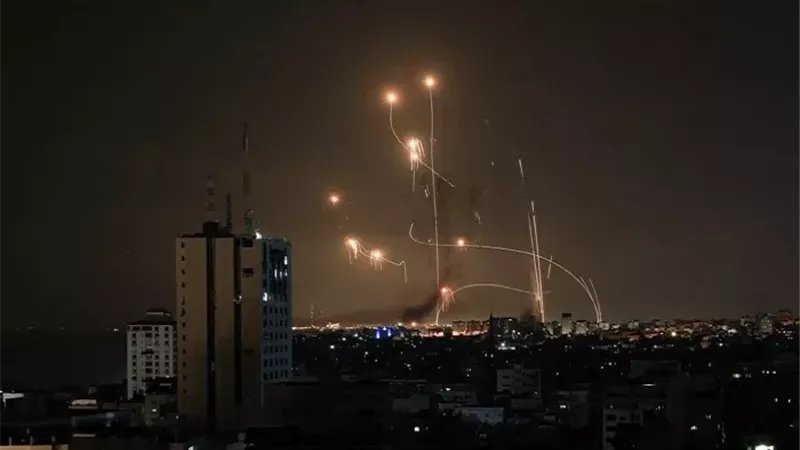 وسائل إعلام إسرائيلية: سماع دوى انفجارات في تل أبيب