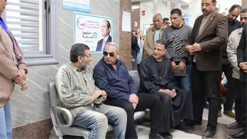 محافظ الإسماعيلية يتفقد مركز طب أسرة نفيشة ويلتقي الأهالي
