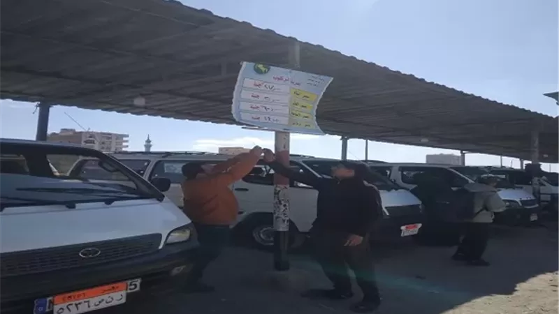 وضع ملصقات على سيارات الأجرة بتعريفة الركوب الجديدة بالشرقية