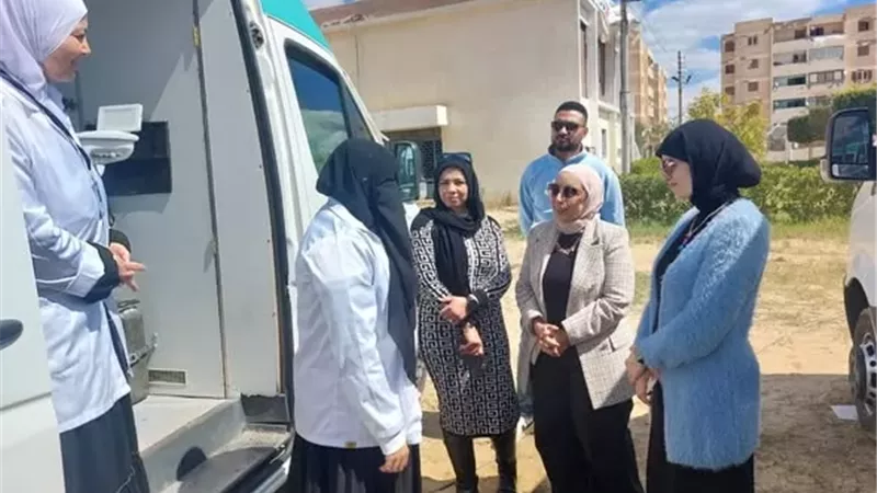 6 عيادات تخصصية في قافلة طبية بقرية ابوسلطان بالإسماعيلية..صور