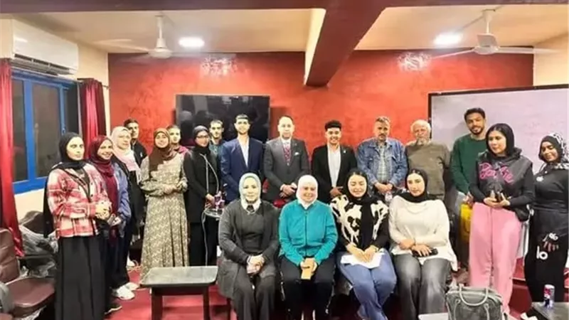 ندوات تثقيفية لتعزيز الفكر الوسطي بجامعة قناة السويس..صور