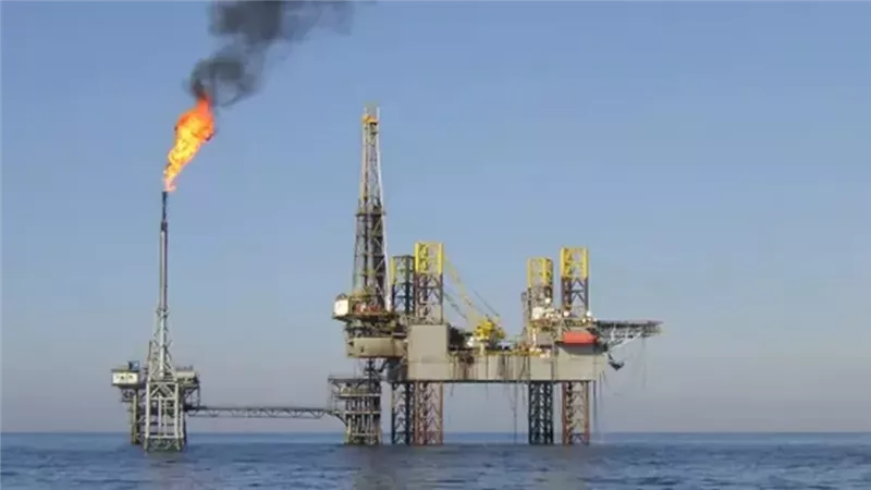 اضطراب ملحوظ في أسواق النفط بعد إغلاق مضيق هرمز