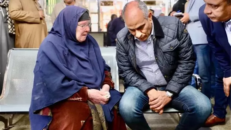 مكي يستجيب لطلب سيدة مسنة خلال جولته بالرياض