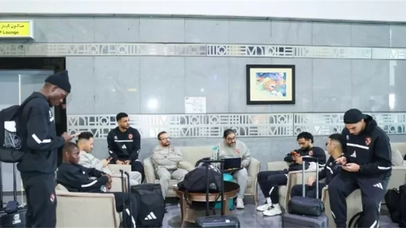 توافد لاعبي الأهلي لمطار القاهرة للسفر لمواجهة الترجي بدوري الابطال