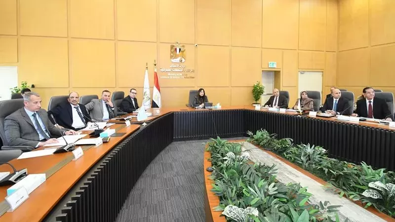 الإسكان: تطبيق منظومة متكاملة لتنظيم الإعلانات على الطرق العامة