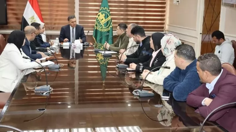 محافظ القليوبية يبحث تطوير النقل الداخلي بأسطول أتوبيسات حديث