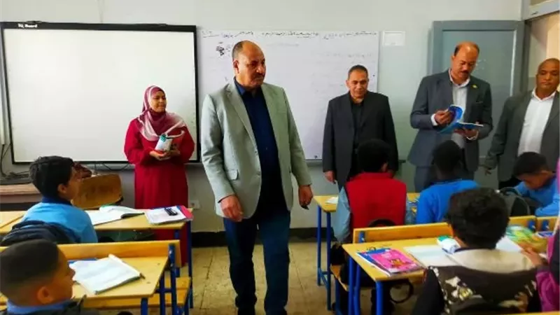مدير تعليم المنيا يهنئ الفائزين بالمراكز الأولى في مسابقة الكتابة