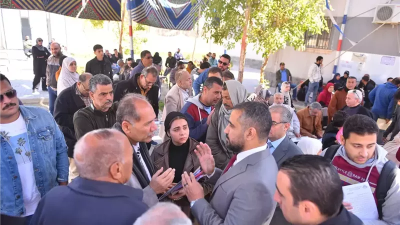 فرحة المواطنين بعد استلام أراضيهم بالعبور الجديدة