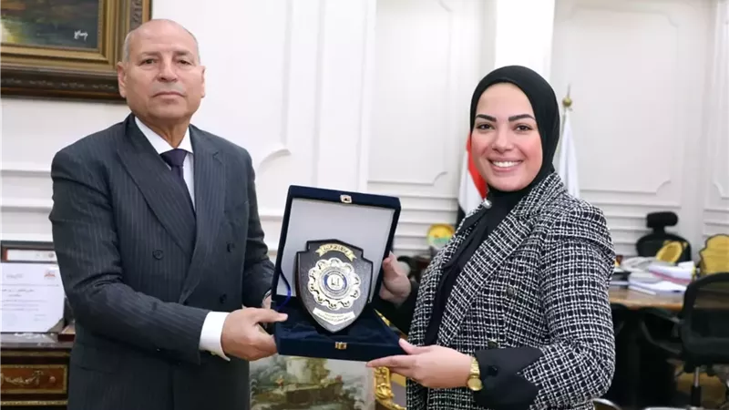 محافظ القاهرة يهدى الإعلامية آية عبد الرحمن درع المحافظة