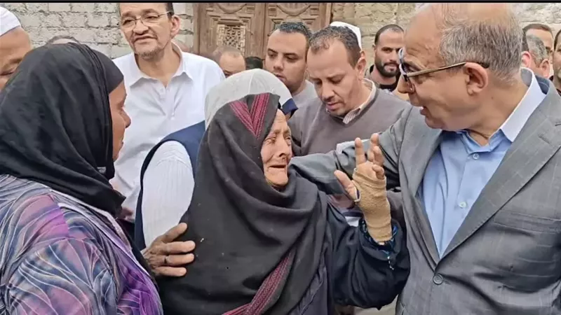 حكاية بيت انهار.. ومسؤول أعاد الأمان لقلب سيدة مسنة