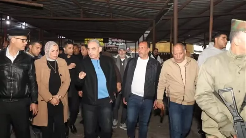 محافظ الإسماعيلية يتفقد انتظام مواقف نقل الركاب في جولة ليلية