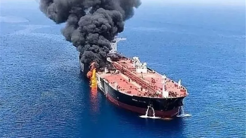 البحرية البريطانية: إصابة سفينة شحن بمقذوف شمال غرب دبي والطقم بخير