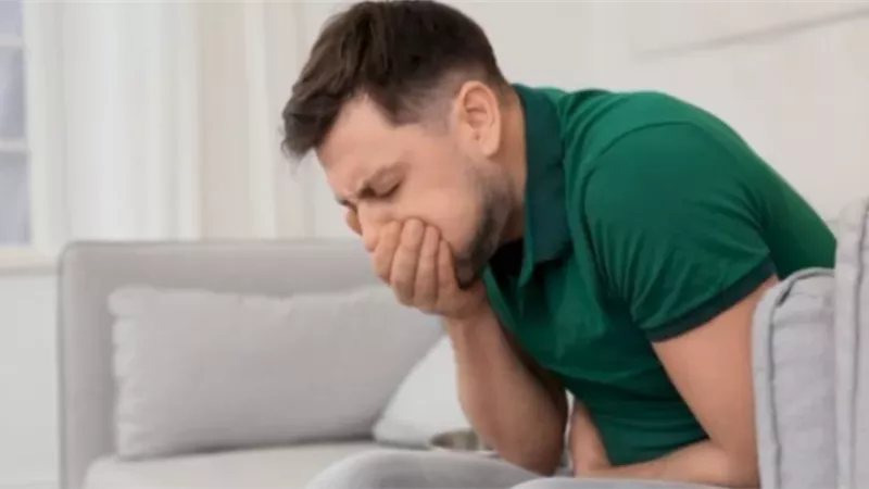 حكم من غلبه القيء وهو صائم ثم عاد شيء منه إلى جوفه