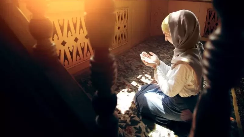 الرأي الشرعي في اعتكاف المرأة في بيتها وهل يصح خارج المسجد