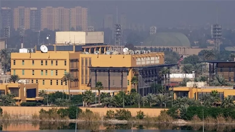 مسؤولون عراقيون: صاروخ يصيب مهبط الهليكوبتر بمجمع السفارة الأمريكية في بغداد