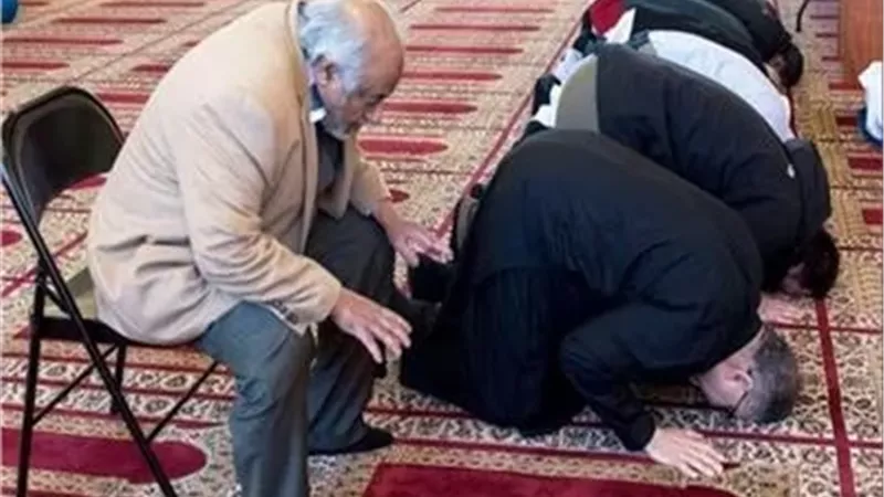 أهم أحكام الصلاة على الكرسي في المسجد