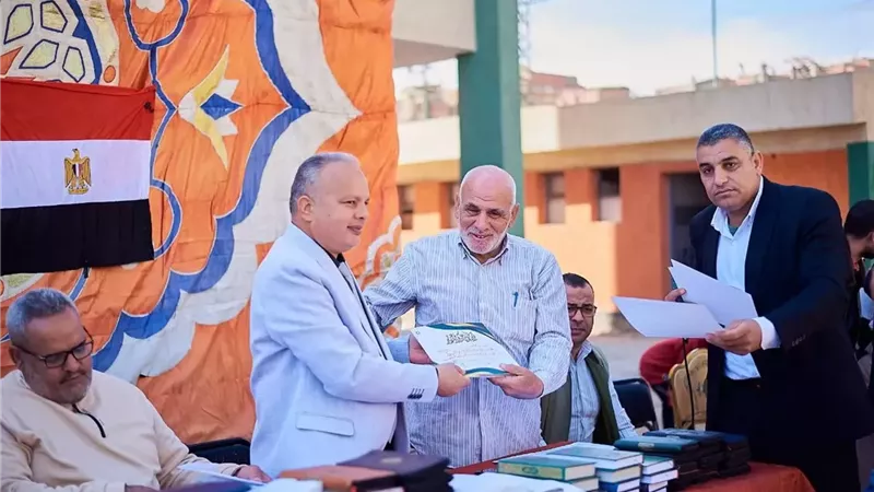 مدرسة أم المؤمنين تكرم حفظة كتاب الله بحضور رموز الإدارة والتعليم