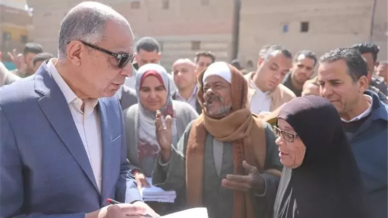 محافظ المنيا يتفقد قرية الروضة بملوي ويعزز البنية التعليمية