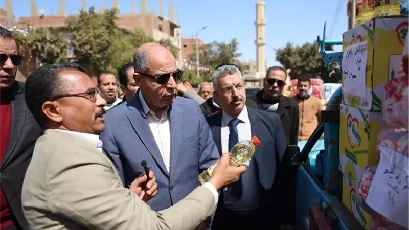 قافلة للسلع الغذائية بقرية الروضة بملوى