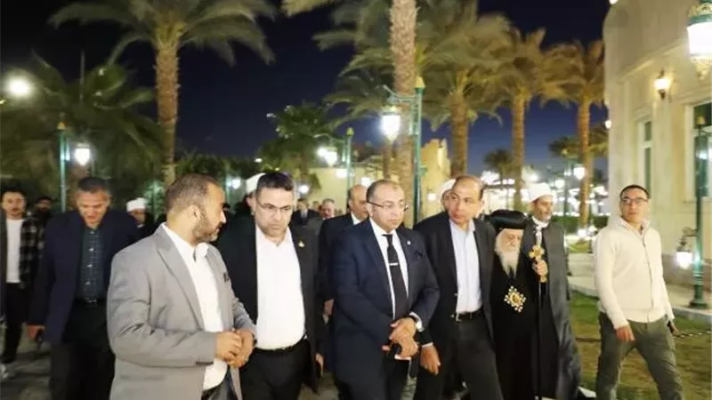 محافظ المنيا يشارك المواطنين إفطار رمضان ويؤكد تعزيز التلاحم