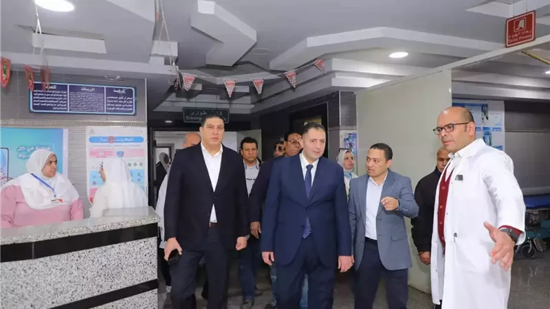 محافظ دمياط يفاجئ مستشفى كفر سعد ويشيد بجهود العاملين