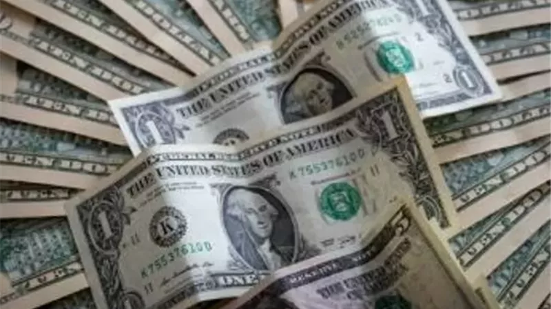 انطلاق أسبوع حذر للأسواق.. الدولار يسجل تراجعًا محدودًا